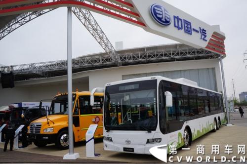 一汽集团本次携旗下重卡、轻卡及客车产品集体亮相，一汽客车展出了13.7米城市客车和10米小学生专用校车两款产品，表明一汽客车对高端公交车和校车领域的重视程度。