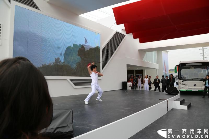 月20日，东风商用车有限公司携旗下6款车型以及部分动力总成参加2014北京国际车展。高效节能环保车型和动力总成的盛装亮相。图为东风商用车北京车展开馆仪式上的文艺表演。