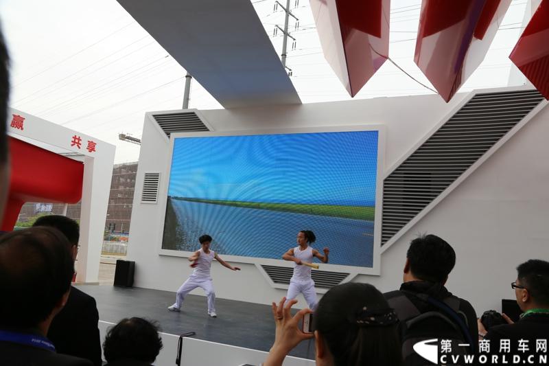 月20日，东风商用车有限公司携旗下6款车型以及部分动力总成参加2014北京国际车展。高效节能环保车型和动力总成的盛装亮相。图为东风商用车北京车展开馆仪式上的文艺表演。