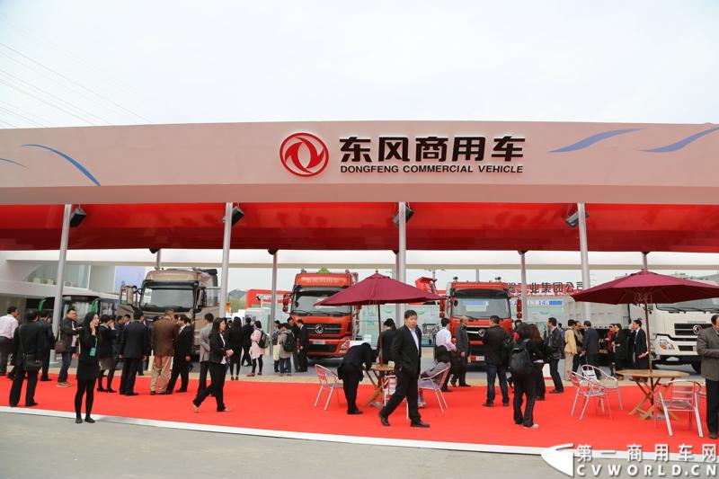 月20日，东风商用车有限公司携旗下6款车型以及部分动力总成参加2014北京国际车展。高效节能环保车型和动力总成的盛装亮相。图为人头攒动的东风商用车展台。