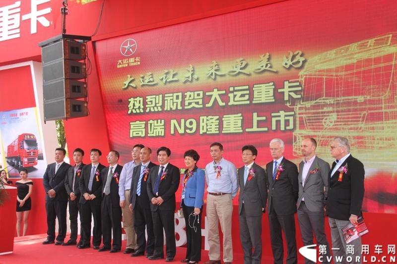 本次北京车展，大运重卡不仅推出N9高端重卡， N8H和新N8E三款新车型，还携N8C、N8E和N6全系车型亮相，向所有媒体及观众展现了大运重卡的研发实力、创新思维和设计理念。图为到场的大运领导和嘉宾合影。