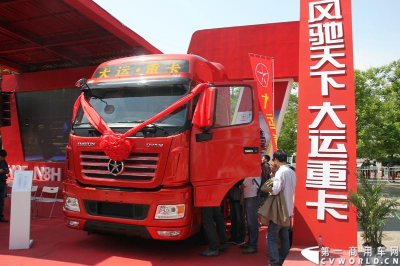 本次北京车展，大运重卡不仅推出N9高端重卡， N8H和新N8E三款新车型，还携N8C、N8E和N6全系车型亮相，向所有媒体及观众展现了大运重卡的研发实力、创新思维和设计理念。图为大运在本次车展上推出的新品N9高端重卡。