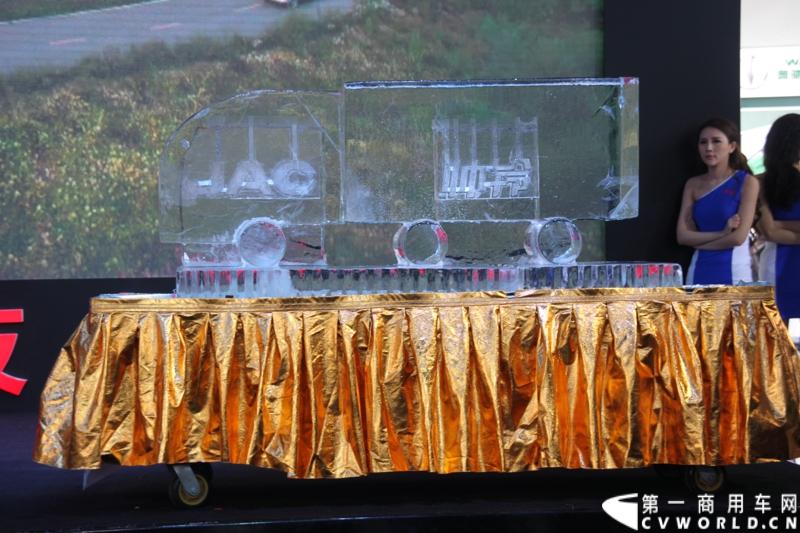 4月20日，江淮帅铃在北京车展媒体日举行上市仪式，由江淮汽车本部国家级技术中心、意大利设计中心、日本设计中心以及江淮纳威司达发动机研发中心倾力合作、历时三年打造的江淮首款帅铃中卡正式上市。图为江淮帅铃中卡待揭幕。