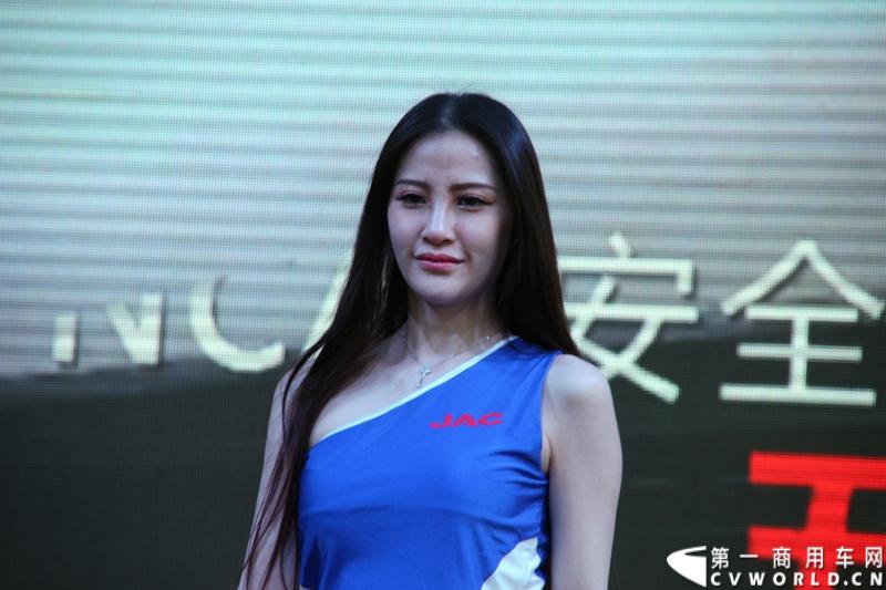 4月20日，江淮帅铃在北京车展媒体日举行上市仪式，由江淮汽车本部国家级技术中心、意大利设计中心、日本设计中心以及江淮纳威司达发动机研发中心倾力合作、历时三年打造的江淮首款帅铃中卡正式上市。图为江淮帅铃中卡揭幕前模特表演。