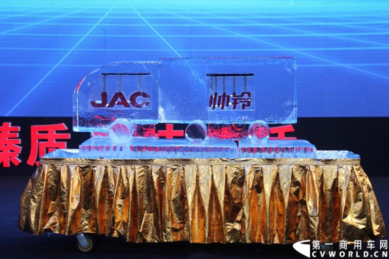 4月20日，江淮帅铃在北京车展媒体日举行上市仪式，由江淮汽车本部国家级技术中心、意大利设计中心、日本设计中心以及江淮纳威司达发动机研发中心倾力合作、历时三年打造的江淮首款帅铃中卡正式上市。图为已揭幕的江淮帅铃中卡。