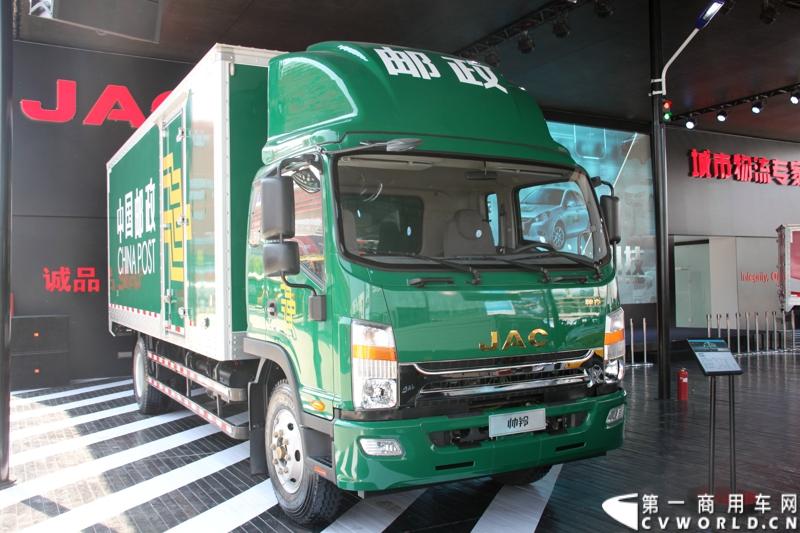 4月20日，江淮帅铃在北京车展媒体日举行上市仪式，由江淮汽车本部国家级技术中心、意大利设计中心、日本设计中心以及江淮纳威司达发动机研发中心倾力合作、历时三年打造的江淮首款帅铃中卡正式上市。图为江淮帅铃中卡。