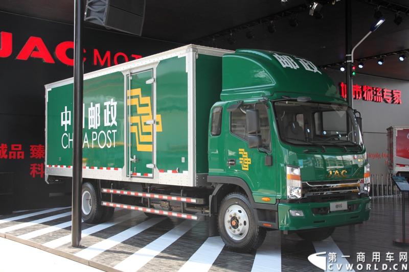 4月20日，江淮帅铃在北京车展媒体日举行上市仪式，由江淮汽车本部国家级技术中心、意大利设计中心、日本设计中心以及江淮纳威司达发动机研发中心倾力合作、历时三年打造的江淮首款帅铃中卡正式上市。图为江淮帅铃中卡。