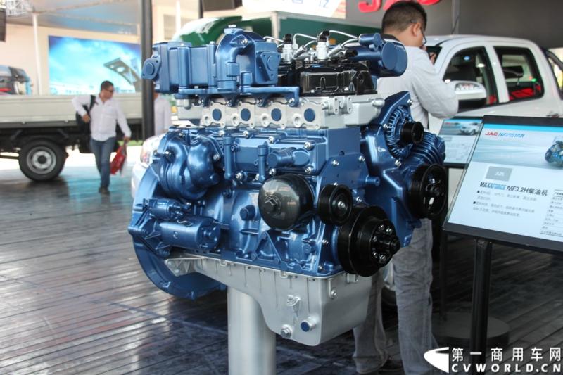 4月20日，江淮帅铃在北京车展媒体日举行上市仪式，由江淮汽车本部国家级技术中心、意大利设计中心、日本设计中心以及江淮纳威司达发动机研发中心倾力合作、历时三年打造的江淮首款帅铃中卡正式上市。图为帅铃中卡搭载的迈斯福4.8L发动机。