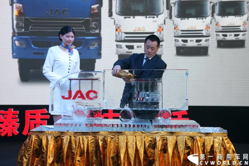4月20日，江淮帅铃在北京车展媒体日举行上市仪式，由江淮汽车本部国家级技术中心、意大利设计中心、日本设计中心以及江淮纳威司达发动机研发中心倾力合作、历时三年打造的江淮首款帅铃中卡正式上市。图为江淮帅铃营销公司总经理沈平为帅铃中卡上市揭幕。