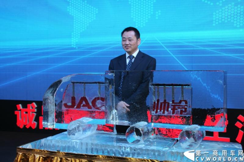 4月20日，江淮帅铃在北京车展媒体日举行上市仪式，由江淮汽车本部国家级技术中心、意大利设计中心、日本设计中心以及江淮纳威司达发动机研发中心倾力合作、历时三年打造的江淮首款帅铃中卡正式上市。图为江淮帅铃营销公司总经理沈平为帅铃中卡上市揭幕。