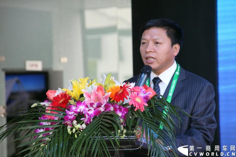 4月20日，江淮帅铃在北京车展媒体日举行上市仪式，由江淮汽车本部国家级技术中心、意大利设计中心、日本设计中心以及江淮纳威司达发动机研发中心倾力合作、历时三年打造的江淮首款帅铃中卡正式上市。图为江淮汽车股份有限公司副总经理佘才荣致辞。