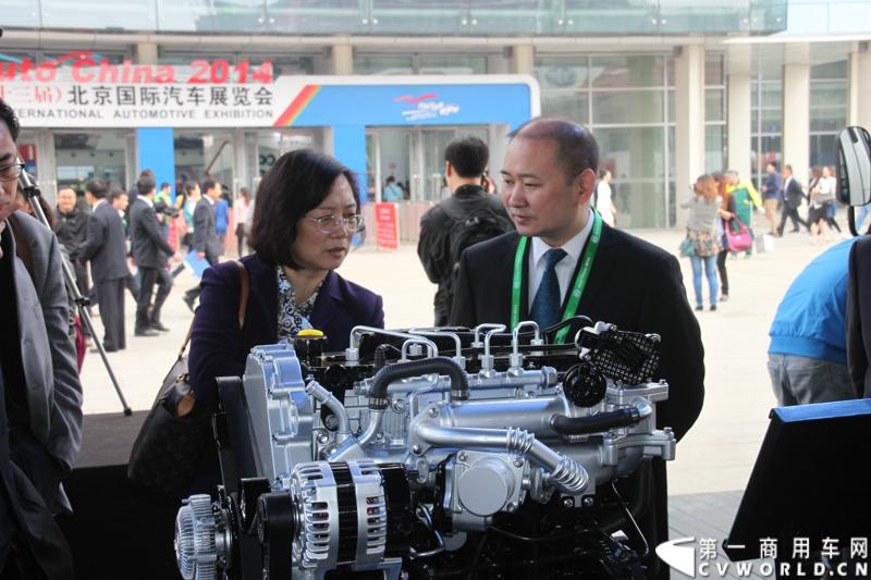 4月20日，江淮帅铃在北京车展媒体日举行上市仪式，由江淮汽车本部国家级技术中心、意大利设计中心、日本设计中心以及江淮纳威司达发动机研发中心倾力合作、历时三年打造的江淮首款帅铃中卡正式上市。图为江淮汽车总经理项兴初参观商用车展台。