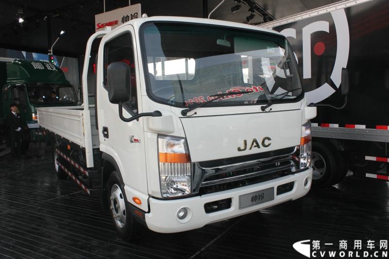 4月20日，江淮帅铃在北京车展媒体日举行上市仪式，由江淮汽车本部国家级技术中心、意大利设计中心、日本设计中心以及江淮纳威司达发动机研发中心倾力合作、历时三年打造的江淮首款帅铃中卡正式上市。图为江淮帅铃右舵版轻卡。