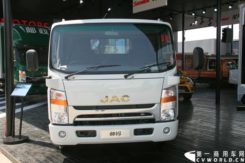 4月20日，江淮帅铃在北京车展媒体日举行上市仪式，由江淮汽车本部国家级技术中心、意大利设计中心、日本设计中心以及江淮纳威司达发动机研发中心倾力合作、历时三年打造的江淮首款帅铃中卡正式上市。图为江淮帅铃右舵版轻卡。