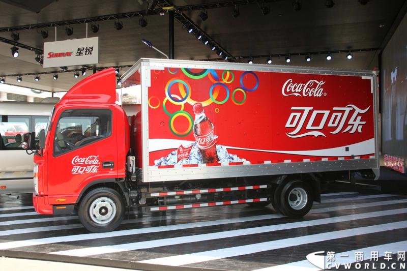 4月20日，江淮帅铃在北京车展媒体日举行上市仪式，由江淮汽车本部国家级技术中心、意大利设计中心、日本设计中心以及江淮纳威司达发动机研发中心倾力合作、历时三年打造的江淮首款帅铃中卡正式上市。图为江淮帅铃宽体版。