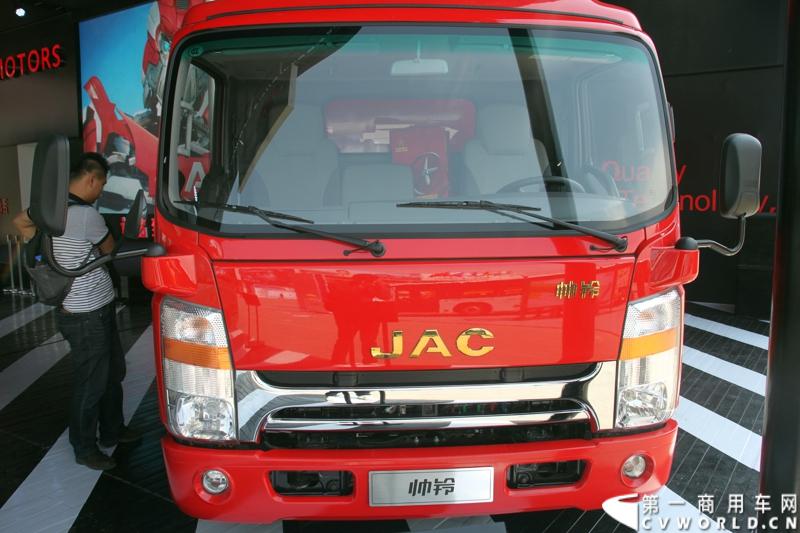 4月20日，江淮帅铃在北京车展媒体日举行上市仪式，由江淮汽车本部国家级技术中心、意大利设计中心、日本设计中心以及江淮纳威司达发动机研发中心倾力合作、历时三年打造的江淮首款帅铃中卡正式上市。图为江淮帅铃宽体版。