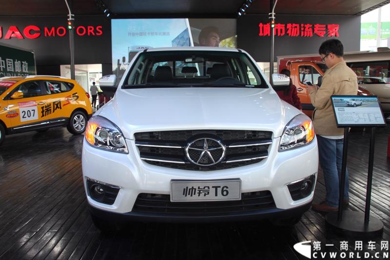 4月20日，江淮帅铃在北京车展媒体日举行上市仪式，由江淮汽车本部国家级技术中心、意大利设计中心、日本设计中心以及江淮纳威司达发动机研发中心倾力合作、历时三年打造的江淮首款帅铃中卡正式上市。此外，江淮帅铃在车展还展出了宽体轻卡、窄体轻卡、中卡以及帅铃小卡、帅铃皮卡。图为江淮帅铃T6皮卡。