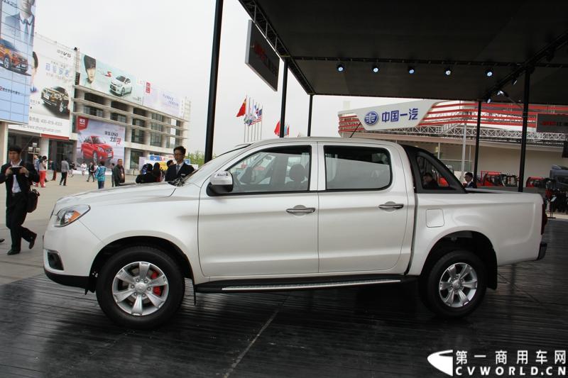 4月20日，江淮帅铃在北京车展媒体日举行上市仪式，由江淮汽车本部国家级技术中心、意大利设计中心、日本设计中心以及江淮纳威司达发动机研发中心倾力合作、历时三年打造的江淮首款帅铃中卡正式上市。此外，江淮帅铃在车展还展出了宽体轻卡、窄体轻卡、中卡以及帅铃小卡、帅铃皮卡。图为江淮帅铃T6皮卡。