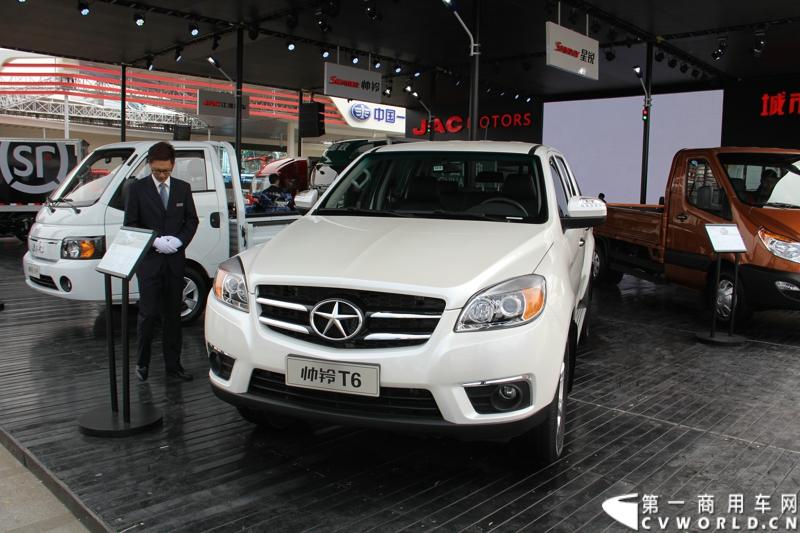 4月20日，江淮帅铃在北京车展媒体日举行上市仪式，由江淮汽车本部国家级技术中心、意大利设计中心、日本设计中心以及江淮纳威司达发动机研发中心倾力合作、历时三年打造的江淮首款帅铃中卡正式上市。此外，江淮帅铃在车展还展出了宽体轻卡、窄体轻卡、中卡以及帅铃小卡、帅铃皮卡。图为江淮帅铃T6皮卡。