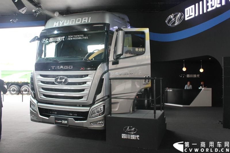 4月20日，四川现代汽车在2014北京国际车展上正式对外发布“创虎”重卡。创虎重卡搭载韩国现代原装进口Powertec 12.7L发动机，综合测试表明其爬坡性能、0-80公里加速度性能和油耗表现均优于市场同级产品，部分动力总成更提供高达100万公里保修承诺。图为四川现代“创虎”520马力牵引车。