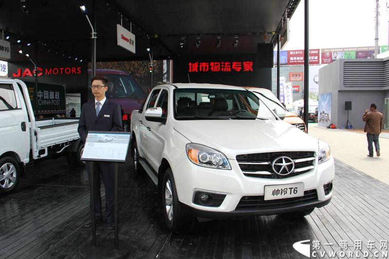 4月20日，江淮帅铃在北京车展媒体日举行上市仪式，由江淮汽车本部国家级技术中心、意大利设计中心、日本设计中心以及江淮纳威司达发动机研发中心倾力合作、历时三年打造的江淮首款帅铃中卡正式上市。此外，江淮帅铃在车展还展出了宽体轻卡、窄体轻卡、中卡以及帅铃小卡、帅铃皮卡。图为江淮帅铃T6皮卡。