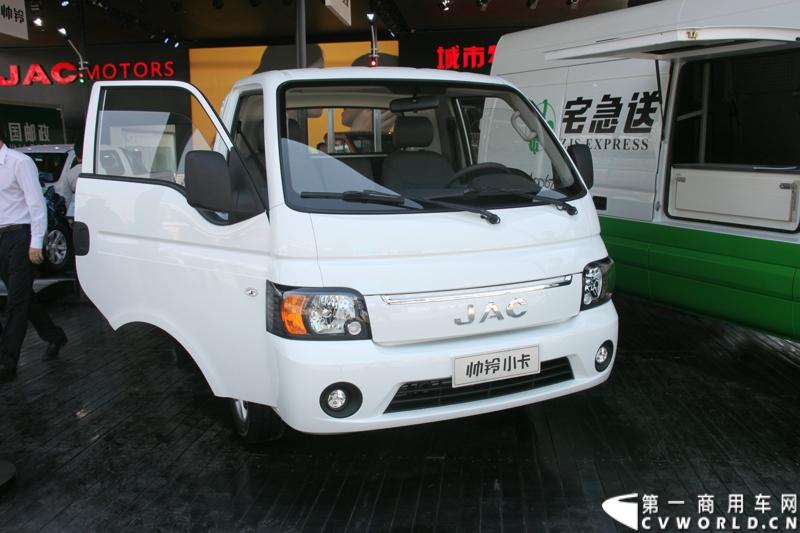 4月20日，江淮帅铃在北京车展媒体日举行上市仪式，由江淮汽车本部国家级技术中心、意大利设计中心、日本设计中心以及江淮纳威司达发动机研发中心倾力合作、历时三年打造的江淮首款帅铃中卡正式上市。此外，江淮帅铃在车展还展出了宽体轻卡、窄体轻卡、中卡以及帅铃小卡、帅铃皮卡。图为江淮帅铃小卡。