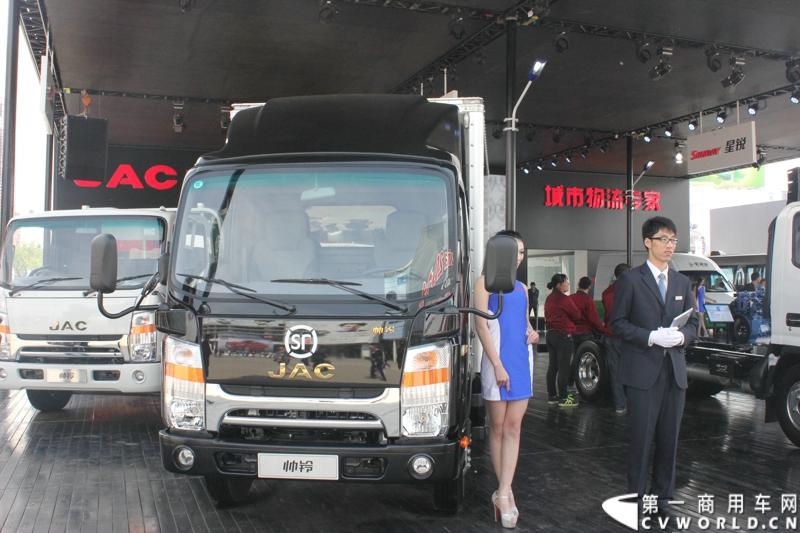 4月20日，江淮帅铃在北京车展媒体日举行上市仪式，由江淮汽车本部国家级技术中心、意大利设计中心、日本设计中心以及江淮纳威司达发动机研发中心倾力合作、历时三年打造的江淮首款帅铃中卡正式上市。此外，江淮帅铃在车展还展出了宽体轻卡、窄体轻卡、中卡以及帅铃小卡、帅铃皮卡。图为江淮帅铃窄体版轻卡。