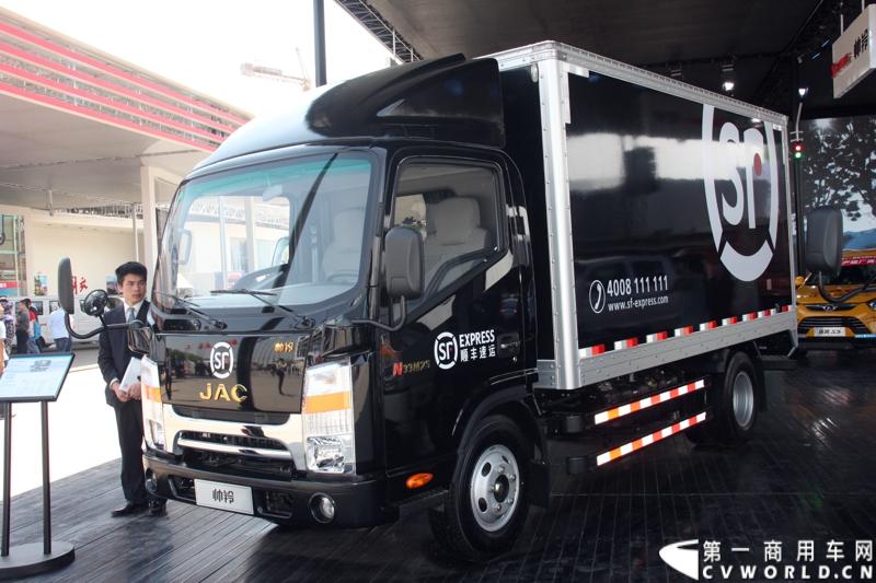 4月20日，江淮帅铃在北京车展媒体日举行上市仪式，由江淮汽车本部国家级技术中心、意大利设计中心、日本设计中心以及江淮纳威司达发动机研发中心倾力合作、历时三年打造的江淮首款帅铃中卡正式上市。此外，江淮帅铃在车展还展出了宽体轻卡、窄体轻卡、中卡以及帅铃小卡、帅铃皮卡。图为江淮帅铃窄体版轻卡。