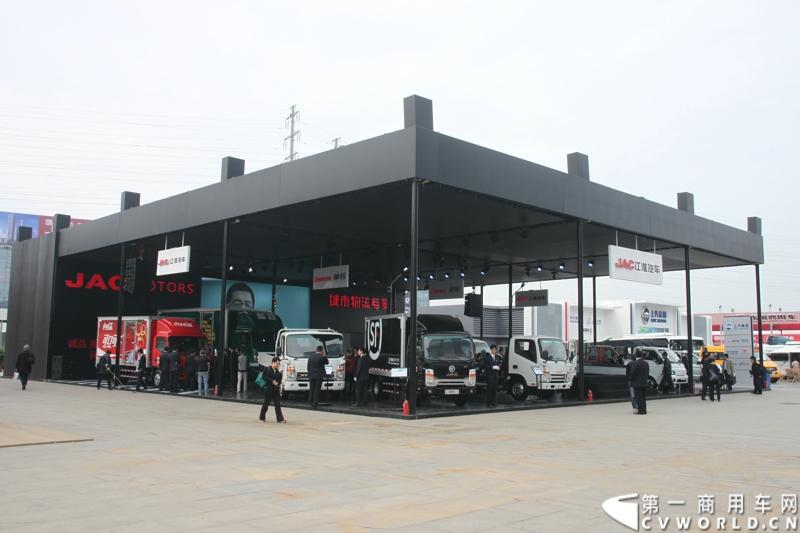 4月20日，江淮帅铃在北京车展媒体日举行上市仪式，由江淮汽车本部国家级技术中心、意大利设计中心、日本设计中心以及江淮纳威司达发动机研发中心倾力合作、历时三年打造的江淮首款帅铃中卡正式上市。此外，江淮帅铃在车展还展出了宽体轻卡、窄体轻卡、中卡以及帅铃小卡、帅铃皮卡。图为江淮商用车展台。