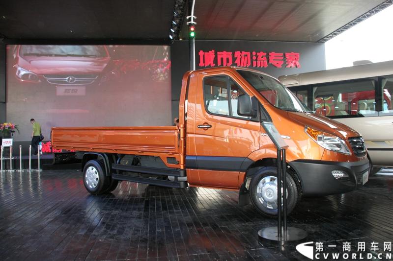 4月20日，江淮帅铃在北京车展媒体日举行上市仪式，由江淮汽车本部国家级技术中心、意大利设计中心、日本设计中心以及江淮纳威司达发动机研发中心倾力合作、历时三年打造的江淮首款帅铃中卡正式上市。此外，江淮帅铃在车展还展出了宽体轻卡、窄体轻卡、中卡以及帅铃小卡、帅铃皮卡。除帅铃家族外，江淮设在外场的商用车展台还展出了星锐家族部分产品及安凯宝斯通客车。图为江淮星锐6系短头卡车。