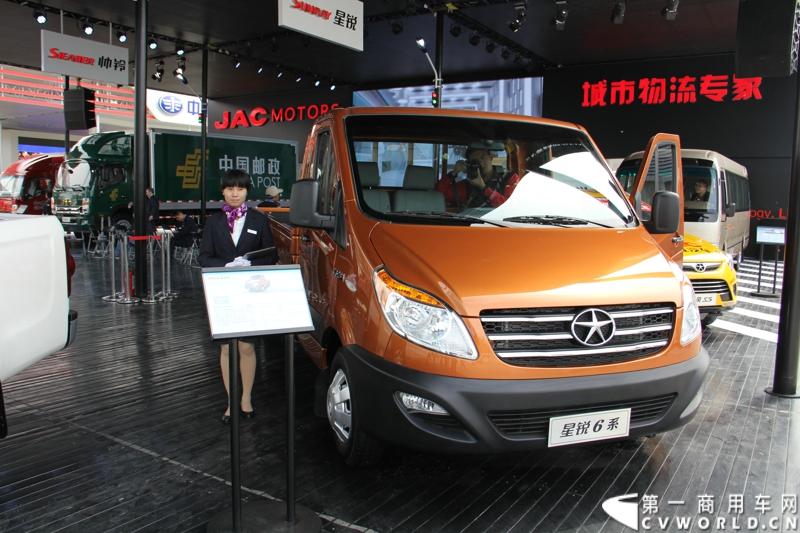 4月20日，江淮帅铃在北京车展媒体日举行上市仪式，由江淮汽车本部国家级技术中心、意大利设计中心、日本设计中心以及江淮纳威司达发动机研发中心倾力合作、历时三年打造的江淮首款帅铃中卡正式上市。此外，江淮帅铃在车展还展出了宽体轻卡、窄体轻卡、中卡以及帅铃小卡、帅铃皮卡。除帅铃家族外，江淮设在外场的商用车展台还展出了星锐家族部分产品及安凯宝斯通客车。图为江淮星锐6系短头卡车。