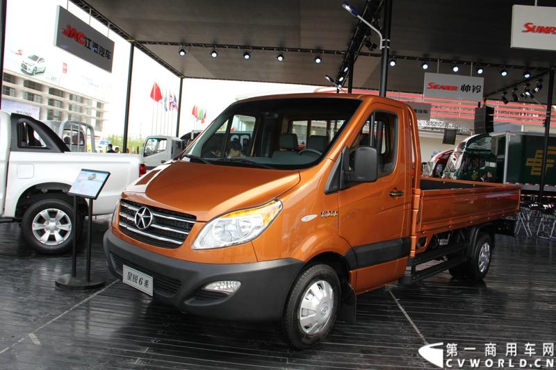 4月20日，江淮帅铃在北京车展媒体日举行上市仪式，由江淮汽车本部国家级技术中心、意大利设计中心、日本设计中心以及江淮纳威司达发动机研发中心倾力合作、历时三年打造的江淮首款帅铃中卡正式上市。此外，江淮帅铃在车展还展出了宽体轻卡、窄体轻卡、中卡以及帅铃小卡、帅铃皮卡。除帅铃家族外，江淮设在外场的商用车展台还展出了星锐家族部分产品及安凯宝斯通客车。图为江淮星锐6系短头卡车。