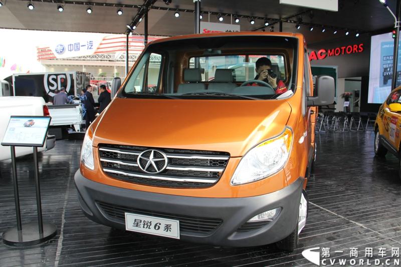 4月20日，江淮帅铃在北京车展媒体日举行上市仪式，由江淮汽车本部国家级技术中心、意大利设计中心、日本设计中心以及江淮纳威司达发动机研发中心倾力合作、历时三年打造的江淮首款帅铃中卡正式上市。此外，江淮帅铃在车展还展出了宽体轻卡、窄体轻卡、中卡以及帅铃小卡、帅铃皮卡。除帅铃家族外，江淮设在外场的商用车展台还展出了星锐家族部分产品及安凯宝斯通客车。图为江淮星锐6系短头卡车。