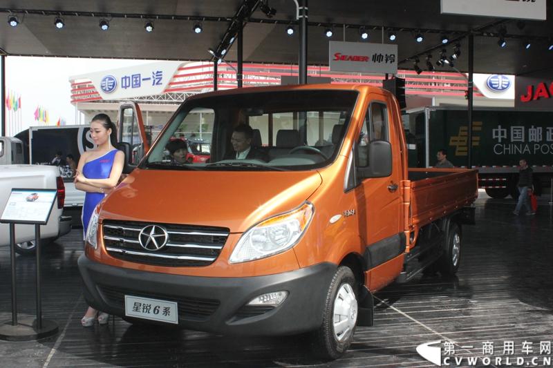 4月20日，江淮帅铃在北京车展媒体日举行上市仪式，由江淮汽车本部国家级技术中心、意大利设计中心、日本设计中心以及江淮纳威司达发动机研发中心倾力合作、历时三年打造的江淮首款帅铃中卡正式上市。此外，江淮帅铃在车展还展出了宽体轻卡、窄体轻卡、中卡以及帅铃小卡、帅铃皮卡。除帅铃家族外，江淮设在外场的商用车展台还展出了星锐家族部分产品及安凯宝斯通客车。图为江淮星锐6系短头卡车。