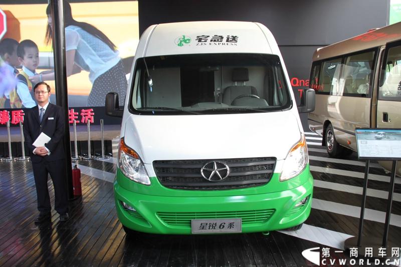 4月20日，江淮帅铃在北京车展媒体日举行上市仪式，由江淮汽车本部国家级技术中心、意大利设计中心、日本设计中心以及江淮纳威司达发动机研发中心倾力合作、历时三年打造的江淮首款帅铃中卡正式上市。此外，江淮帅铃在车展还展出了宽体轻卡、窄体轻卡、中卡以及帅铃小卡、帅铃皮卡。除帅铃家族外，江淮设在外场的商用车展台还展出了星锐家族部分产品及安凯宝斯通客车。图为星锐6系宅急送版。