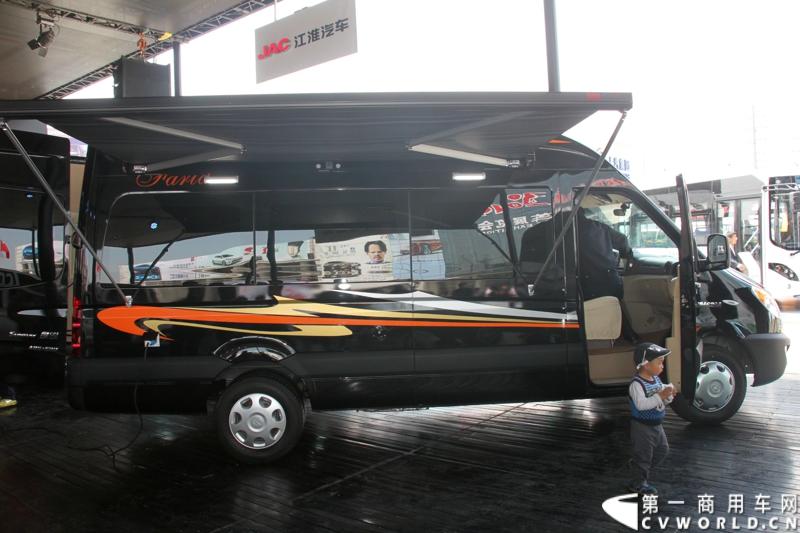 4月20日，江淮帅铃在北京车展媒体日举行上市仪式，由江淮汽车本部国家级技术中心、意大利设计中心、日本设计中心以及江淮纳威司达发动机研发中心倾力合作、历时三年打造的江淮首款帅铃中卡正式上市。此外，江淮帅铃在车展还展出了宽体轻卡、窄体轻卡、中卡以及帅铃小卡、帅铃皮卡。除帅铃家族外，江淮设在外场的商用车展台还展出了星锐家族部分产品及安凯宝斯通客车。图为星锐旅居车。