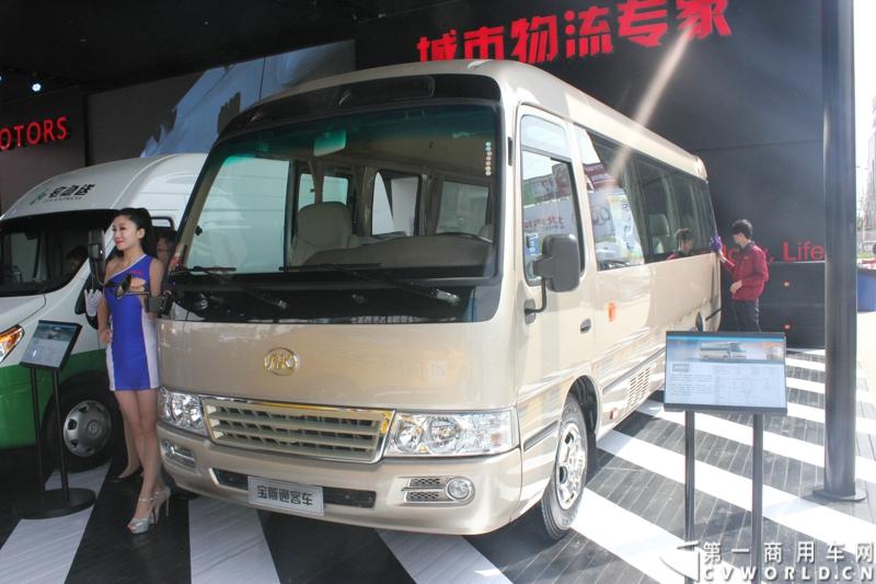 4月20日，江淮帅铃在北京车展媒体日举行上市仪式，由江淮汽车本部国家级技术中心、意大利设计中心、日本设计中心以及江淮纳威司达发动机研发中心倾力合作、历时三年打造的江淮首款帅铃中卡正式上市。此外，江淮帅铃在车展还展出了宽体轻卡、窄体轻卡、中卡以及帅铃小卡、帅铃皮卡。除帅铃家族外，江淮设在外场的商用车展台还展出了星锐家族部分产品及安凯宝斯通客车。图为安凯宝斯通客车。