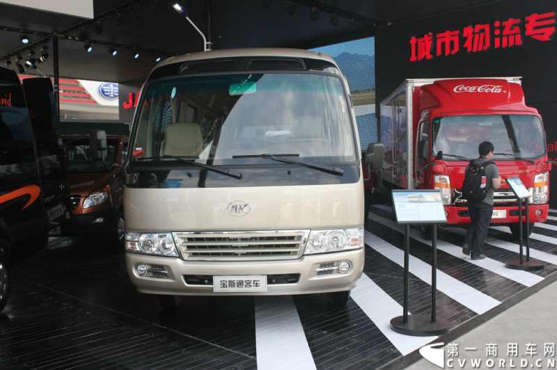 4月20日，江淮帅铃在北京车展媒体日举行上市仪式，由江淮汽车本部国家级技术中心、意大利设计中心、日本设计中心以及江淮纳威司达发动机研发中心倾力合作、历时三年打造的江淮首款帅铃中卡正式上市。此外，江淮帅铃在车展还展出了宽体轻卡、窄体轻卡、中卡以及帅铃小卡、帅铃皮卡。除帅铃家族外，江淮设在外场的商用车展台还展出了星锐家族部分产品及安凯宝斯通客车。图为安凯宝斯通客车。