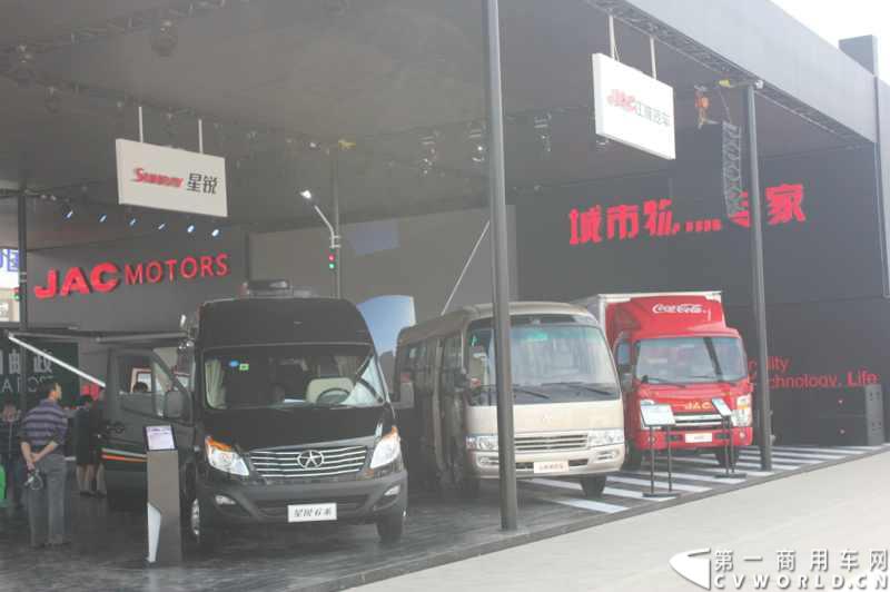 4月20日，江淮帅铃在北京车展媒体日举行上市仪式，由江淮汽车本部国家级技术中心、意大利设计中心、日本设计中心以及江淮纳威司达发动机研发中心倾力合作、历时三年打造的江淮首款帅铃中卡正式上市。此外，江淮帅铃在车展还展出了宽体轻卡、窄体轻卡、中卡以及帅铃小卡、帅铃皮卡。除帅铃家族外，江淮设在外场的商用车展台还展出了星锐家族部分产品及安凯宝斯通客车。