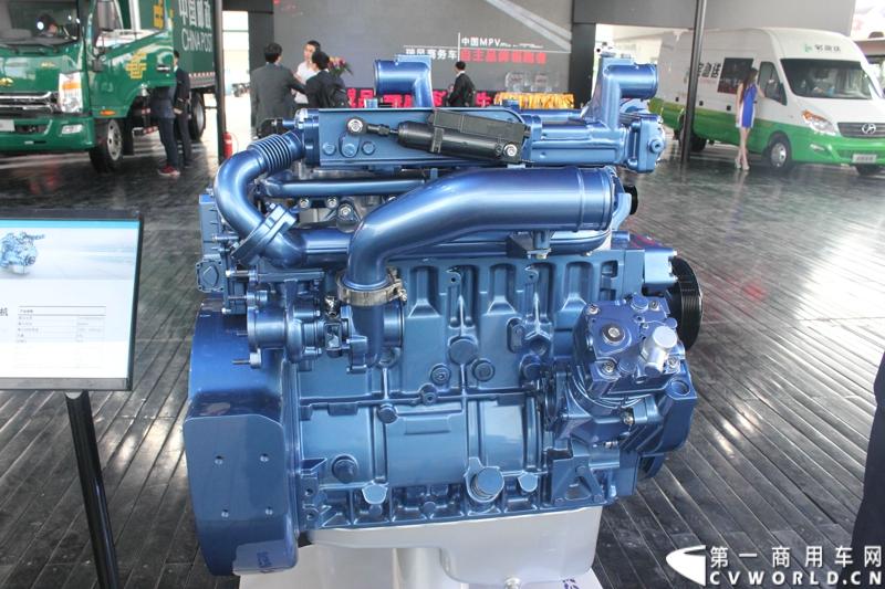 4月20日，江淮帅铃在北京车展媒体日举行上市仪式，由江淮汽车本部国家级技术中心、意大利设计中心、日本设计中心以及江淮纳威司达发动机研发中心倾力合作、历时三年打造的江淮首款帅铃中卡正式上市。此外，江淮帅铃在车展还展出了宽体轻卡、窄体轻卡、中卡以及帅铃小卡、帅铃皮卡。图为现场展出的迈斯福柴油发动机。