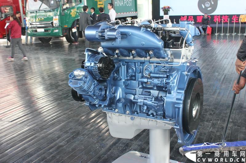 4月20日，江淮帅铃在北京车展媒体日举行上市仪式，由江淮汽车本部国家级技术中心、意大利设计中心、日本设计中心以及江淮纳威司达发动机研发中心倾力合作、历时三年打造的江淮首款帅铃中卡正式上市。此外，江淮帅铃在车展还展出了宽体轻卡、窄体轻卡、中卡以及帅铃小卡、帅铃皮卡。图为现场展出的迈斯福柴油发动机。