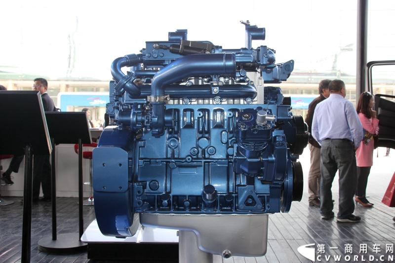 4月20日，江淮帅铃在北京车展媒体日举行上市仪式，由江淮汽车本部国家级技术中心、意大利设计中心、日本设计中心以及江淮纳威司达发动机研发中心倾力合作、历时三年打造的江淮首款帅铃中卡正式上市。此外，江淮帅铃在车展还展出了宽体轻卡、窄体轻卡、中卡以及帅铃小卡、帅铃皮卡。图为现场展出的迈斯福柴油发动机。