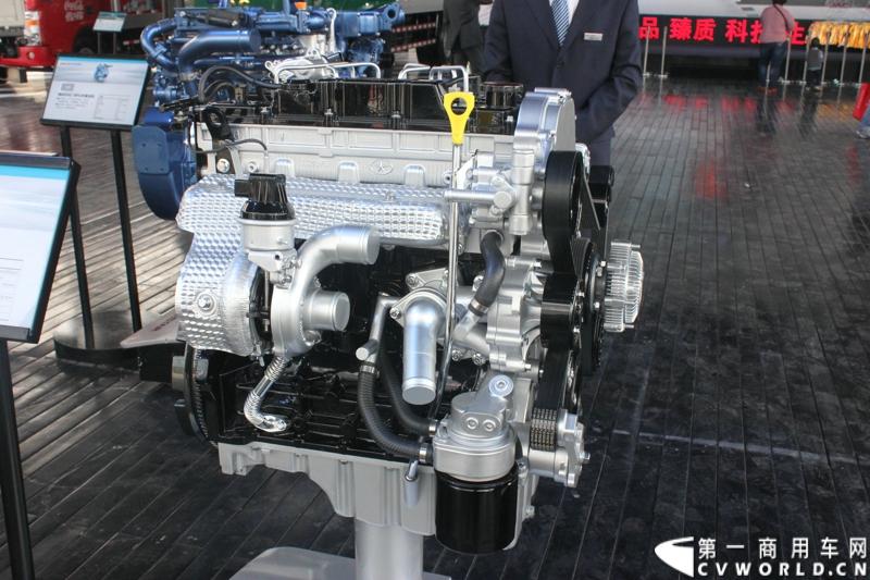 4月20日，江淮帅铃在北京车展媒体日举行上市仪式，由江淮汽车本部国家级技术中心、意大利设计中心、日本设计中心以及江淮纳威司达发动机研发中心倾力合作、历时三年打造的江淮首款帅铃中卡正式上市。此外，江淮帅铃在车展还展出了宽体轻卡、窄体轻卡、中卡以及帅铃小卡、帅铃皮卡。图为现场展出的发动机产品。