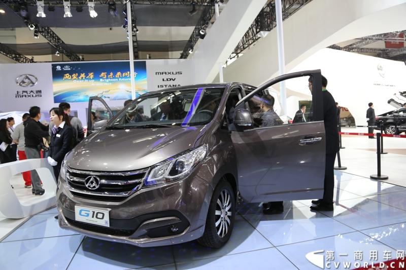 本次车展，上汽大通首次以全新家族阵容亮相。4月20日，上汽大通全球首发了国内首款增程式电动宽体轻客——V80 Hybrid，并发布又一款重量级产品——全领域MPV G10旗舰车型。活动现场，上汽大通还公布了G10 的 2.4与2.0T全系车型价格。图为上汽大通室内展台展出的上汽大通G10旗舰版 。