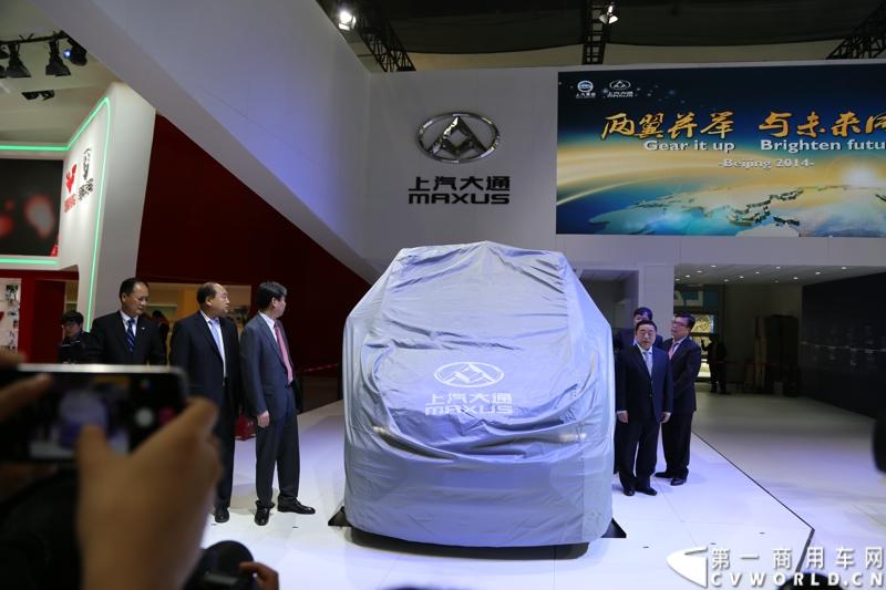 本次车展，上汽大通首次以全新家族阵容亮相。4月20日，上汽大通全球首发了国内首款增程式电动宽体轻客——V80 Hybrid，并发布又一款重量级产品——全领域MPV G10旗舰车型。活动现场，上汽大通还公布了G10 的 2.4与2.0T全系车型价格。图为上汽大通室内展台展出的上汽大通V80 Hybird增程式电动车 。