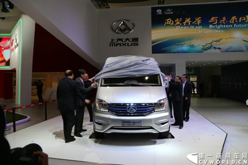 本次车展，上汽大通首次以全新家族阵容亮相。4月20日，上汽大通全球首发了国内首款增程式电动宽体轻客——V80 Hybrid，并发布又一款重量级产品——全领域MPV G10旗舰车型。活动现场，上汽大通还公布了G10 的 2.4与2.0T全系车型价格。图为上汽大通室内展台展出的上汽大通V80 Hybird增程式电动车 。