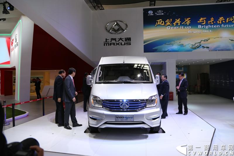 本次车展，上汽大通首次以全新家族阵容亮相。4月20日，上汽大通全球首发了国内首款增程式电动宽体轻客——V80 Hybrid，并发布又一款重量级产品——全领域MPV G10旗舰车型。活动现场，上汽大通还公布了G10 的 2.4与2.0T全系车型价格。图为上汽大通室内展台展出的上汽大通V80 Hybird增程式电动车 。