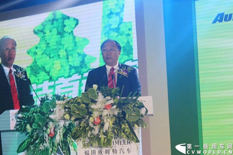 4月29日，福田戴姆勒汽车在北京举办以“清洁首都空气 开启绿色渣运”为主题的新一代智能环保渣土车首批交车仪式。活动现场，福田戴姆勒汽车首批交付共计300辆第三代智能渣土车，图为福田戴姆勒汽车总经理吴越俊致辞。