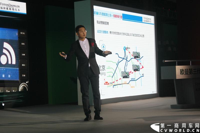 4月29日，福田戴姆勒汽车在北京举办以“清洁首都空气 开启绿色渣运”为主题的新一代智能环保渣土车首批交车仪式。活动现场，福田戴姆勒汽车首批交付共计300辆第三代智能渣土车，，在北京市政府的牵线下，北京建工集团、北京城建集团、北京轨道集团与首批置换新型渣土车的北京利达金路腾、北京成伟兄弟、北京富鑫、北京丰台南宫等土石方运输公司签订了渣土承运合同。图为交车仪式现场。