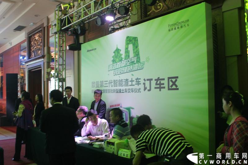 4月29日，福田戴姆勒汽车在北京举办以“清洁首都空气 开启绿色渣运”为主题的新一代智能环保渣土车首批交车仪式。活动现场，福田戴姆勒汽车首批交付共计300辆第三代智能渣土车，，在北京市政府的牵线下，北京建工集团、北京城建集团、北京轨道集团与首批置换新型渣土车的北京利达金路腾、北京成伟兄弟、北京富鑫、北京丰台南宫等土石方运输公司签订了渣土承运合同。图为交车仪式现场。